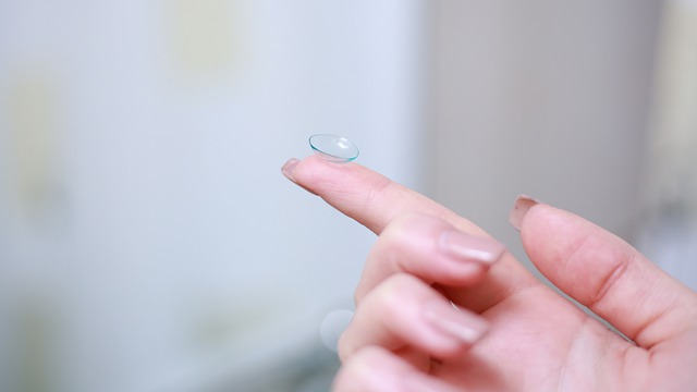 wear contact lenses in a pool